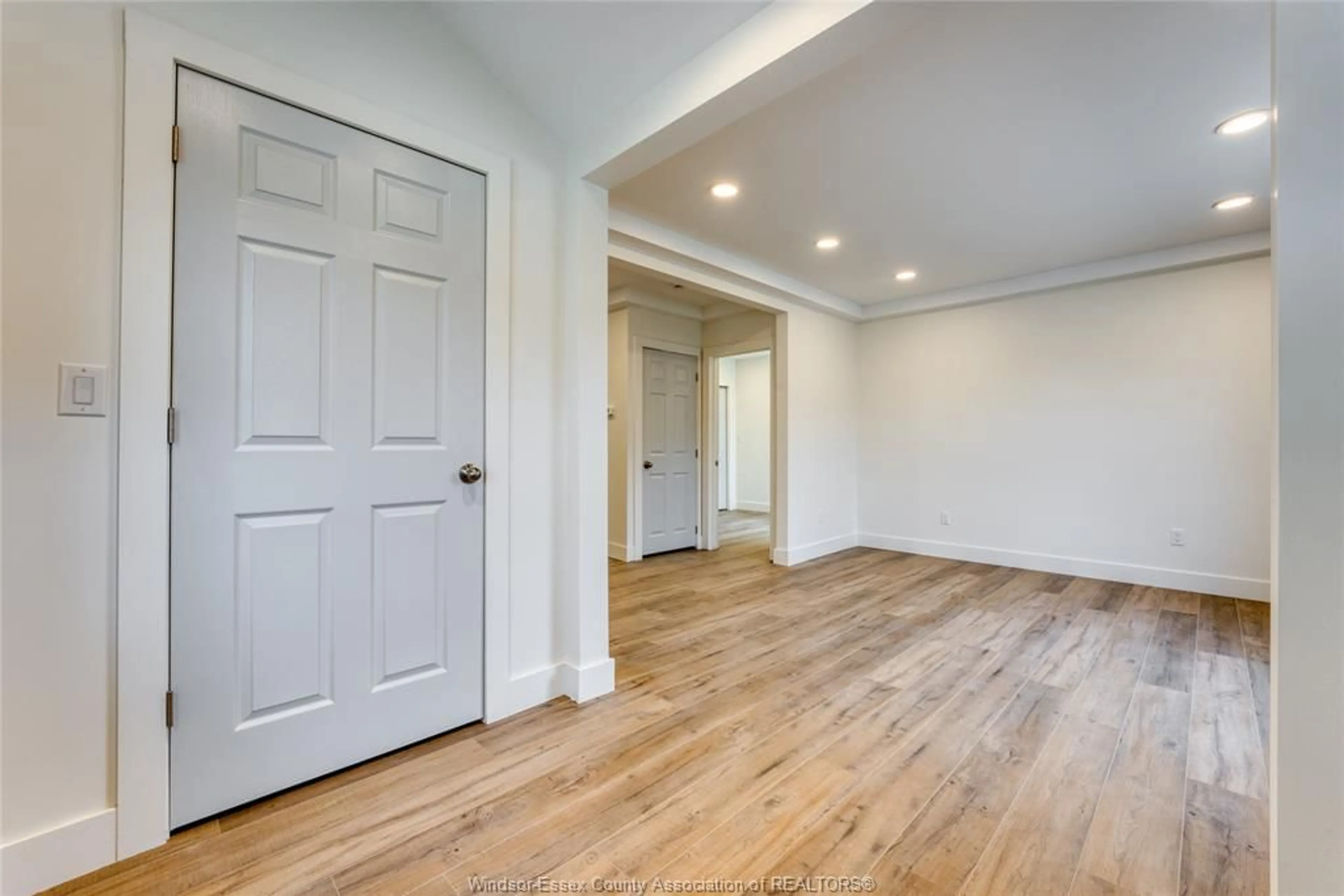 Indoor entryway for 918 ALBERT, Windsor Ontario N8Y 3P3