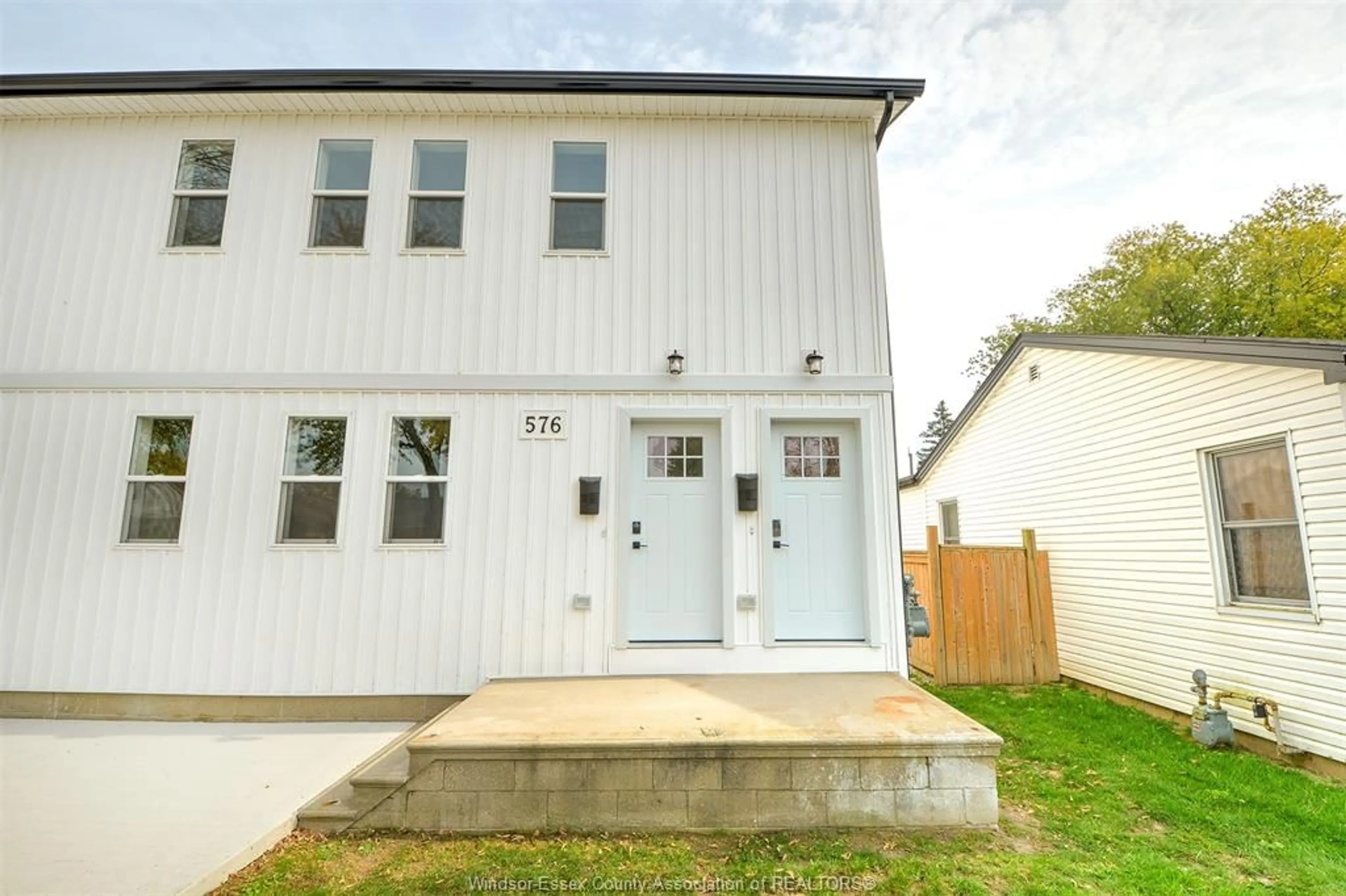 Unknown for 576 ELINOR, Windsor Ontario N8P 1E4