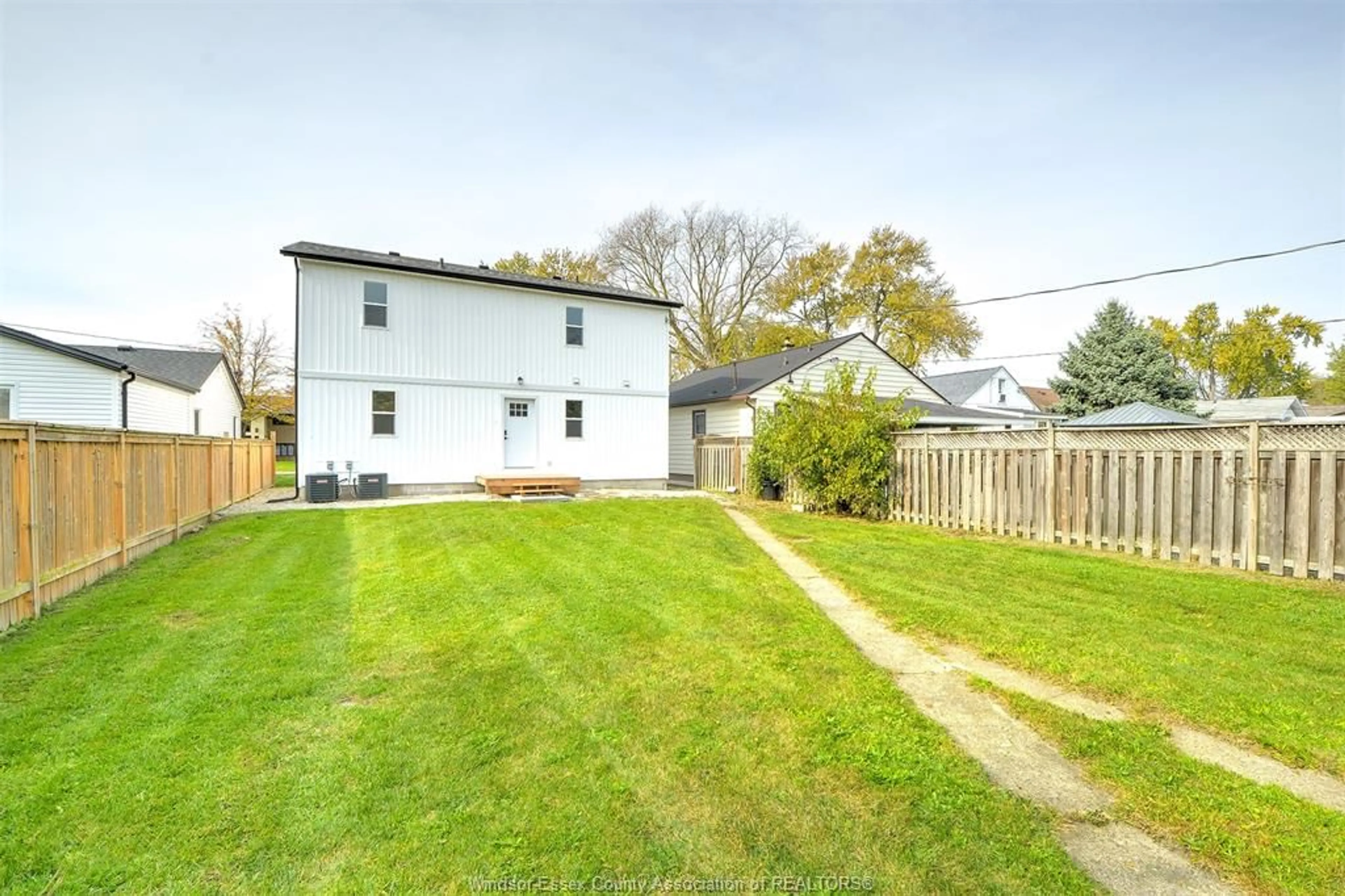A pic from outside/outdoor area/front of a property/back of a property/a pic from drone, unknown for 576 ELINOR, Windsor Ontario N8P 1E4