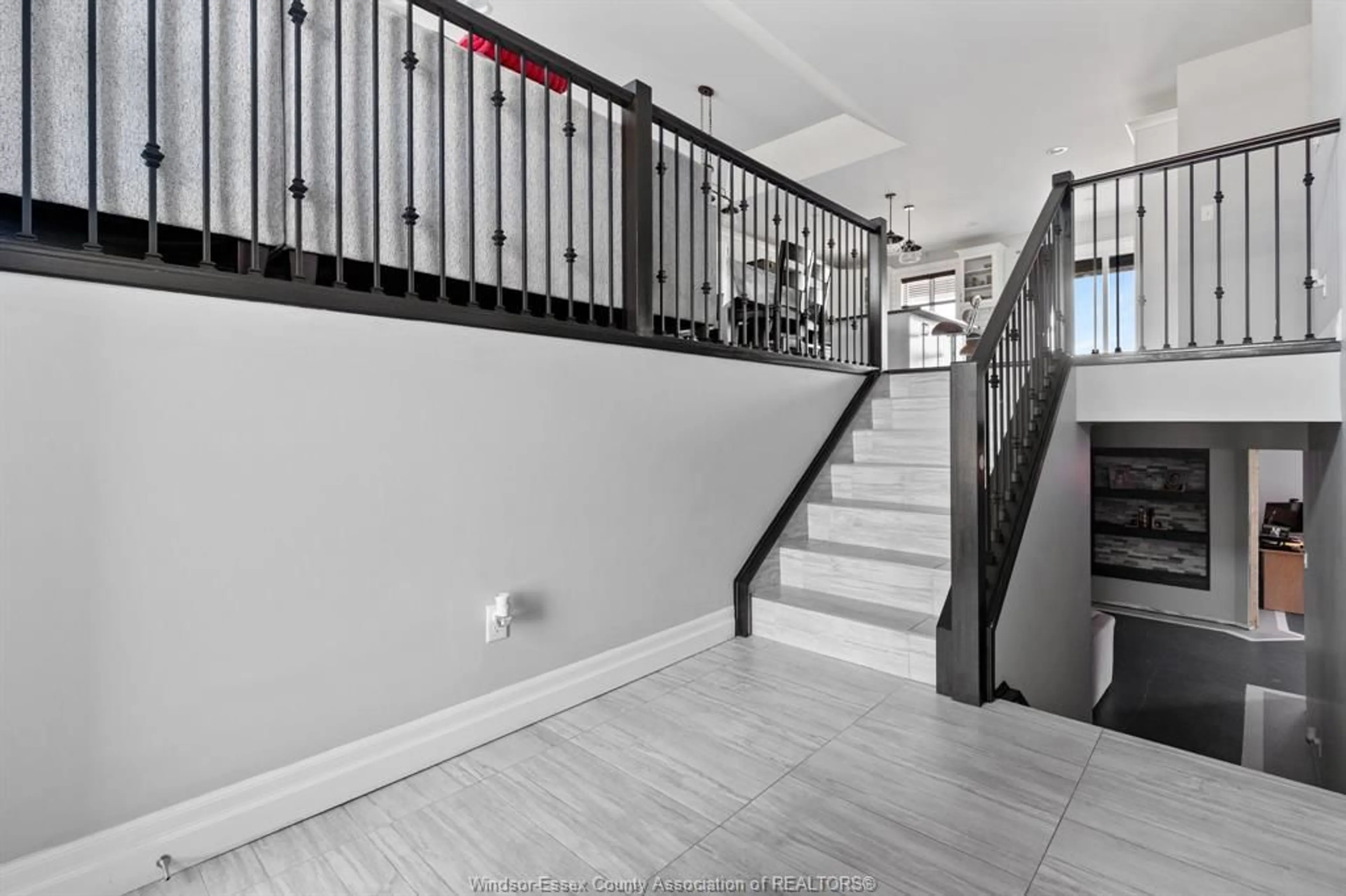 Indoor foyer for 149 TOWNSVIEW Crt, Essex Ontario N8M 0A4