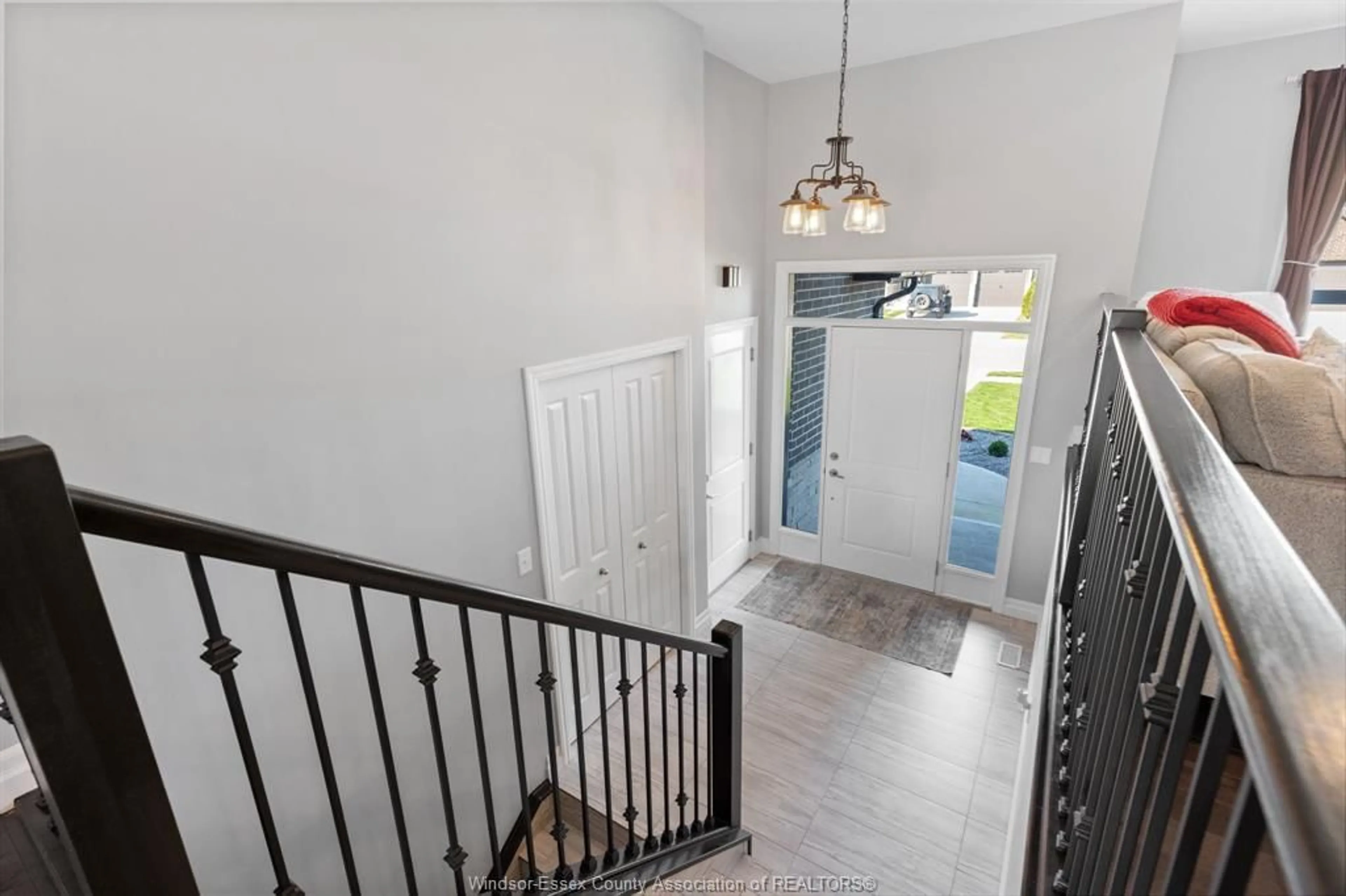 Indoor entryway for 149 TOWNSVIEW Crt, Essex Ontario N8M 0A4