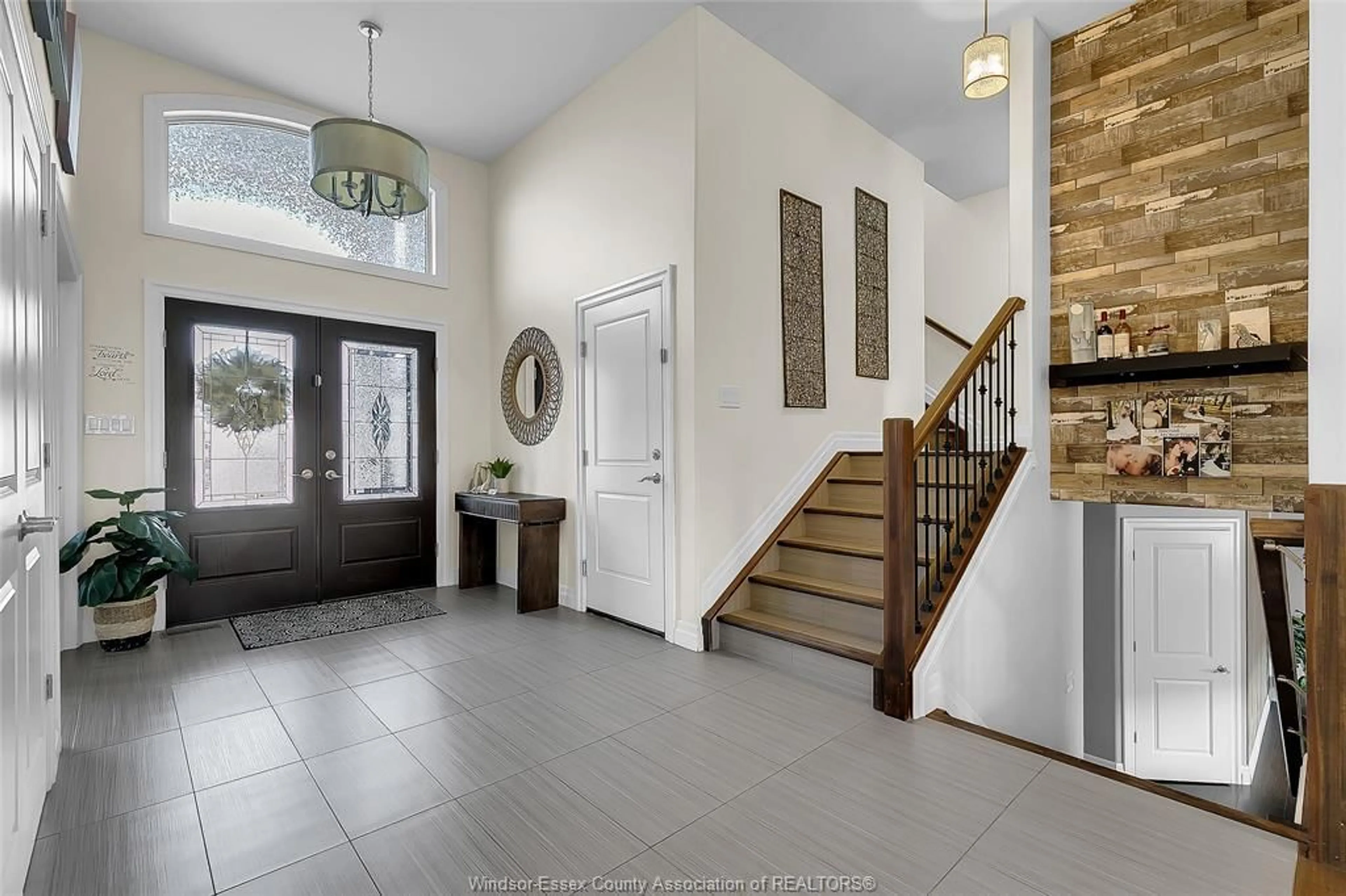 Indoor entryway for 1285 DEER RUN Trail, Lakeshore Ontario N8L 0S8