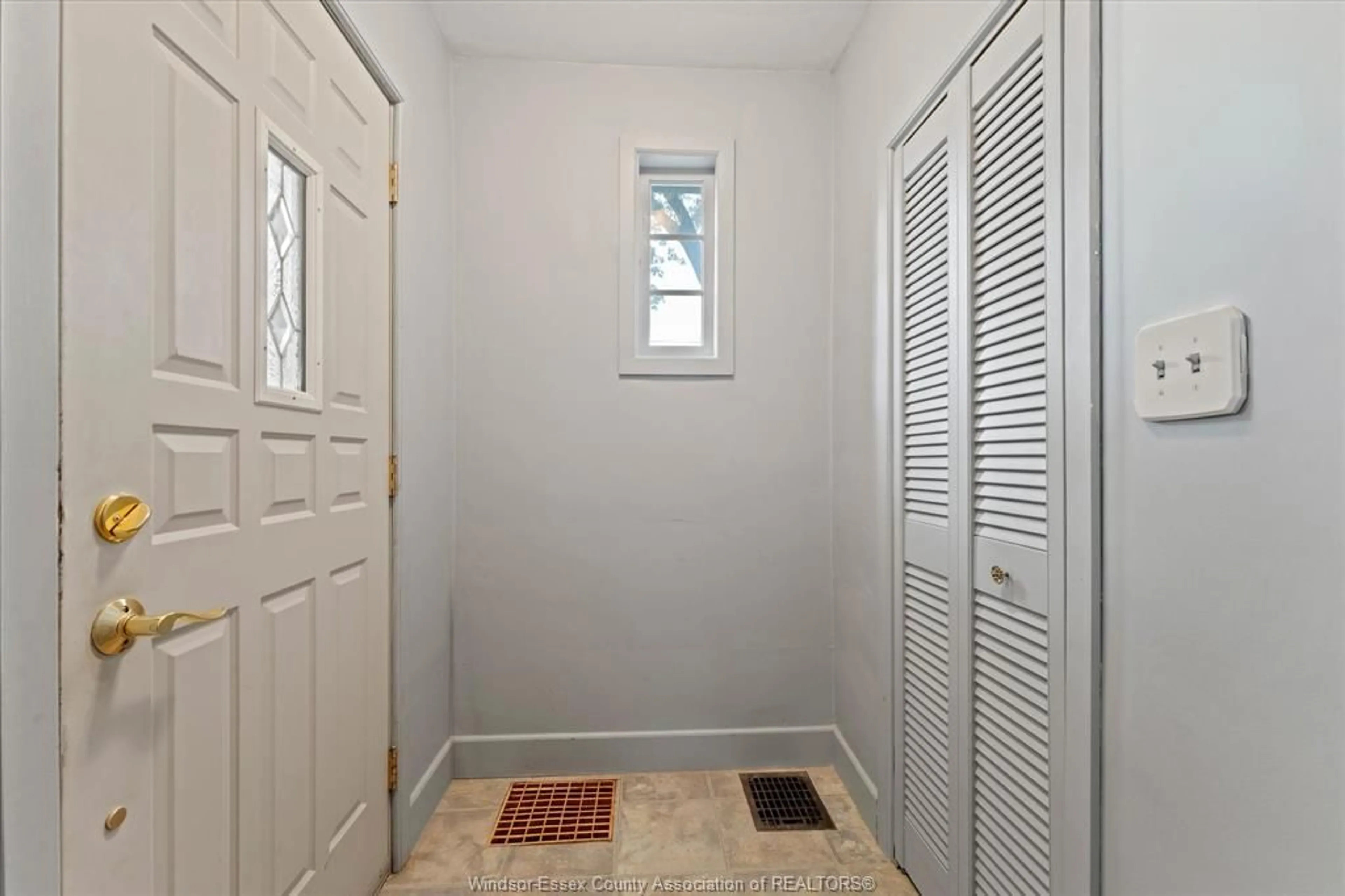 Indoor entryway for 990 SCOFIELD Ave, Windsor Ontario N9G 1L7