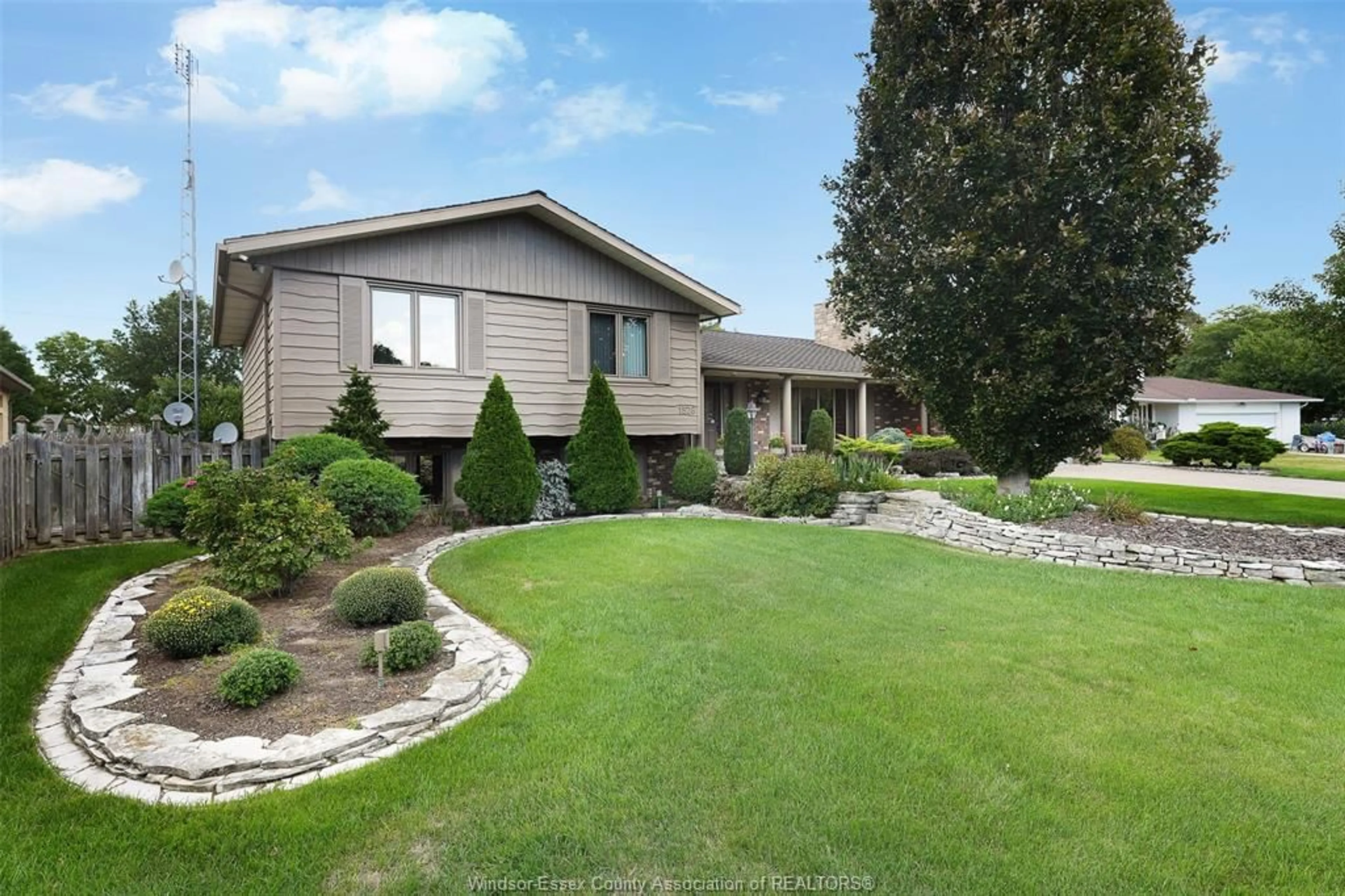 Home with vinyl exterior material, unknown for 1528 RAVINE LINE Rd, Kingsville Ontario N9Y 2W9