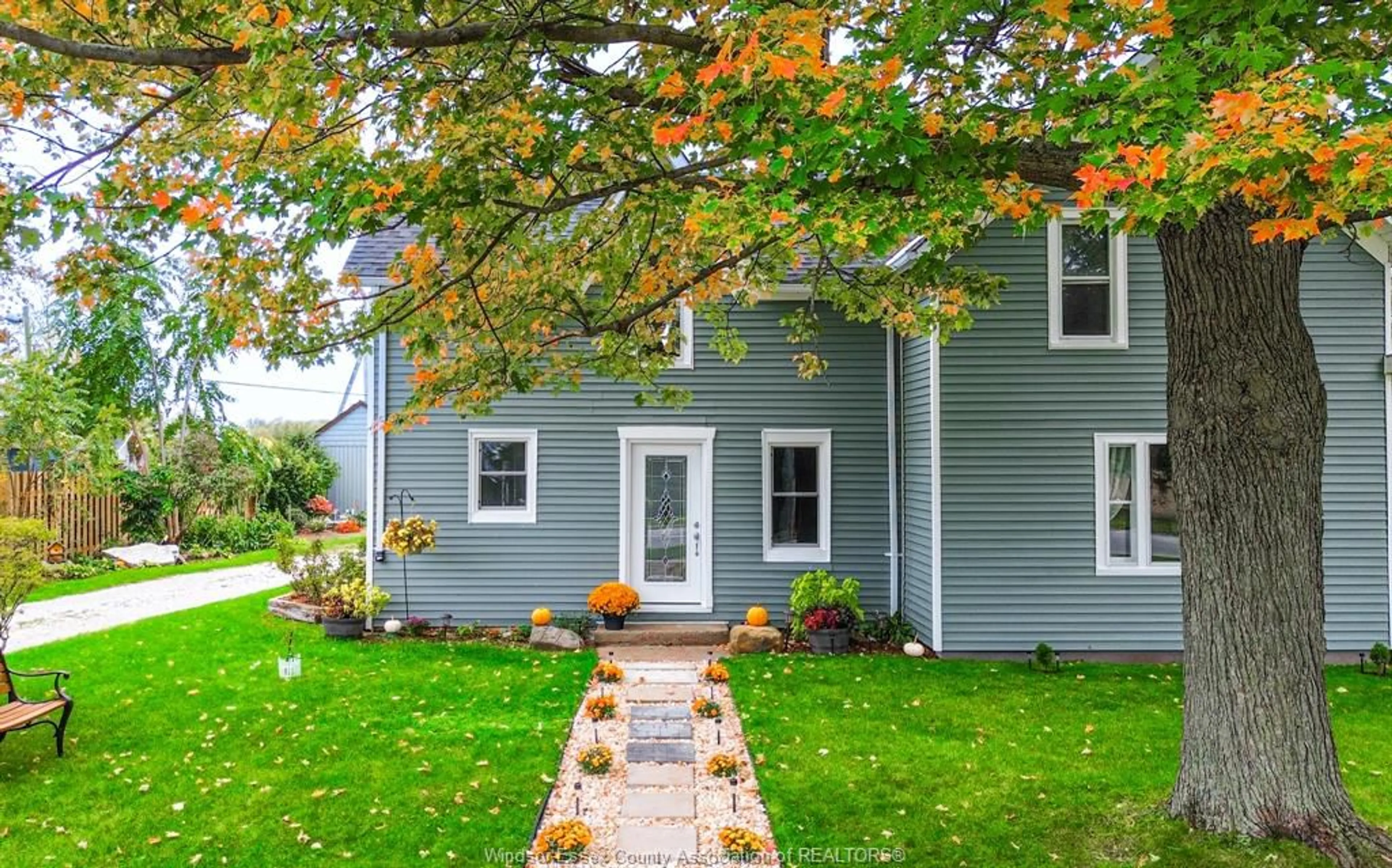 Home with vinyl exterior material, street for 469 KING St, Harrow Ontario N0R 1G0
