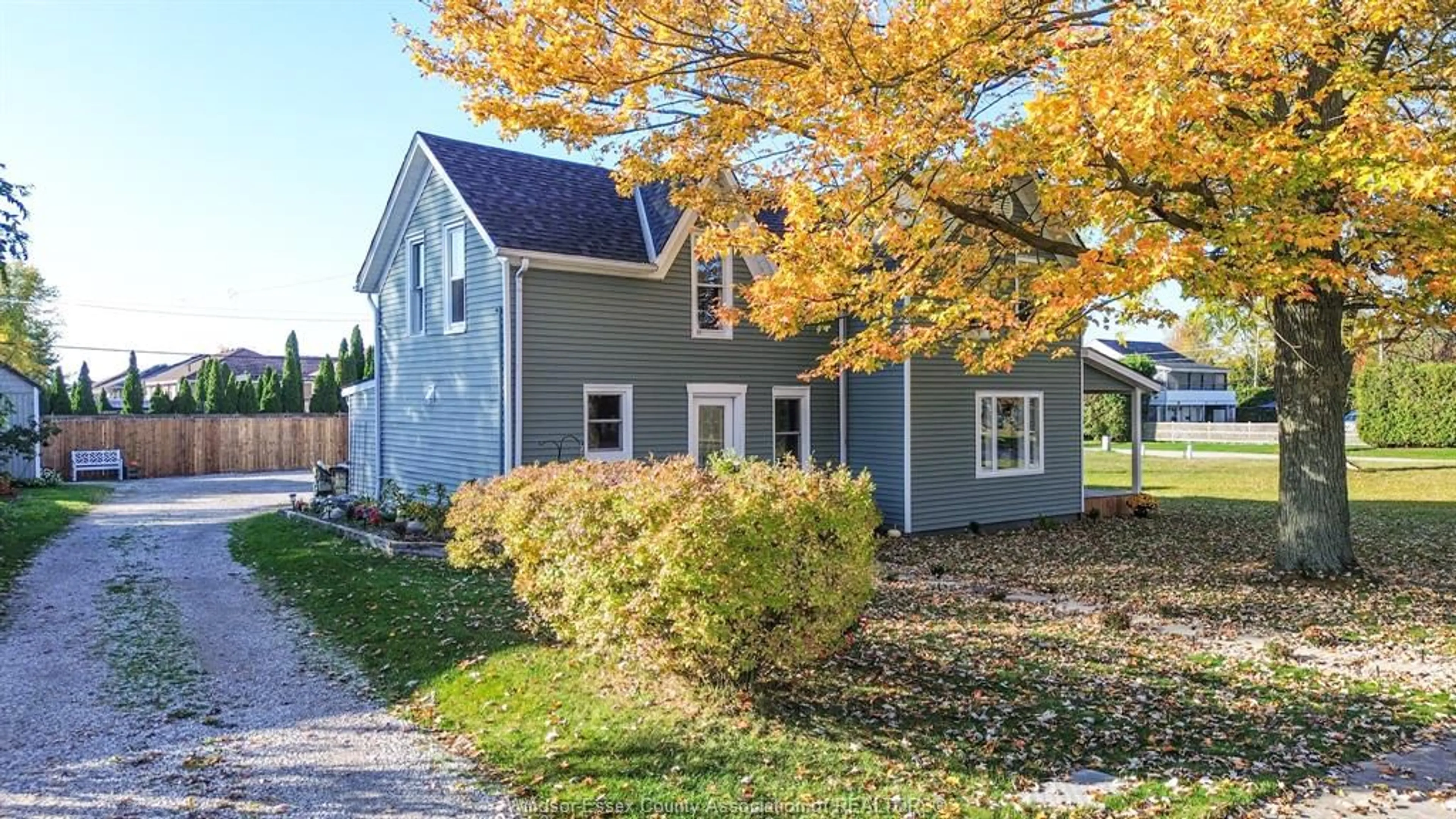Home with vinyl exterior material, street for 469 KING St, Harrow Ontario N0R 1G0