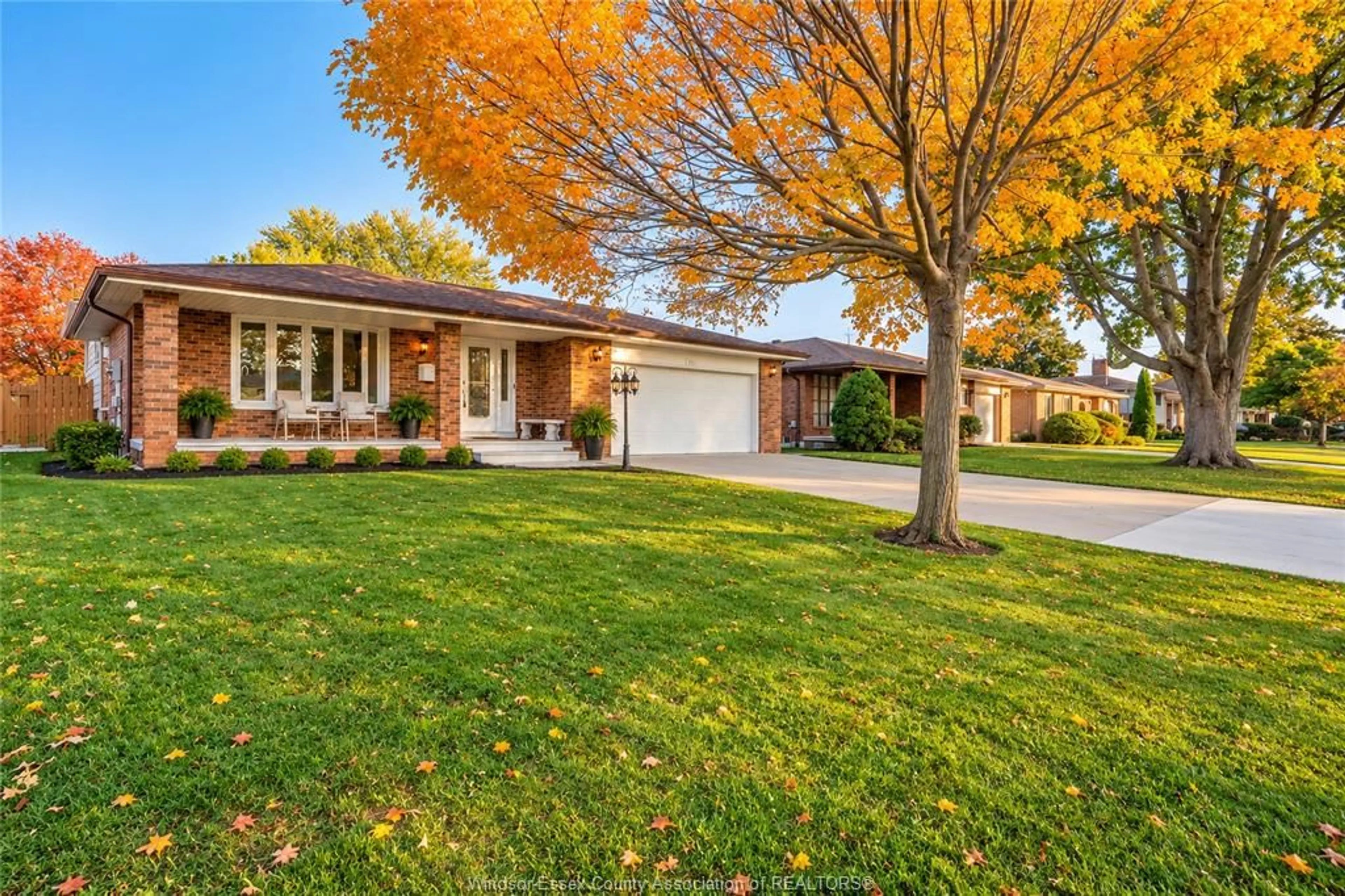 Home with brick exterior material, street for 386 WOODRIDGE Dr, Tecumseh Ontario N8N 3A8