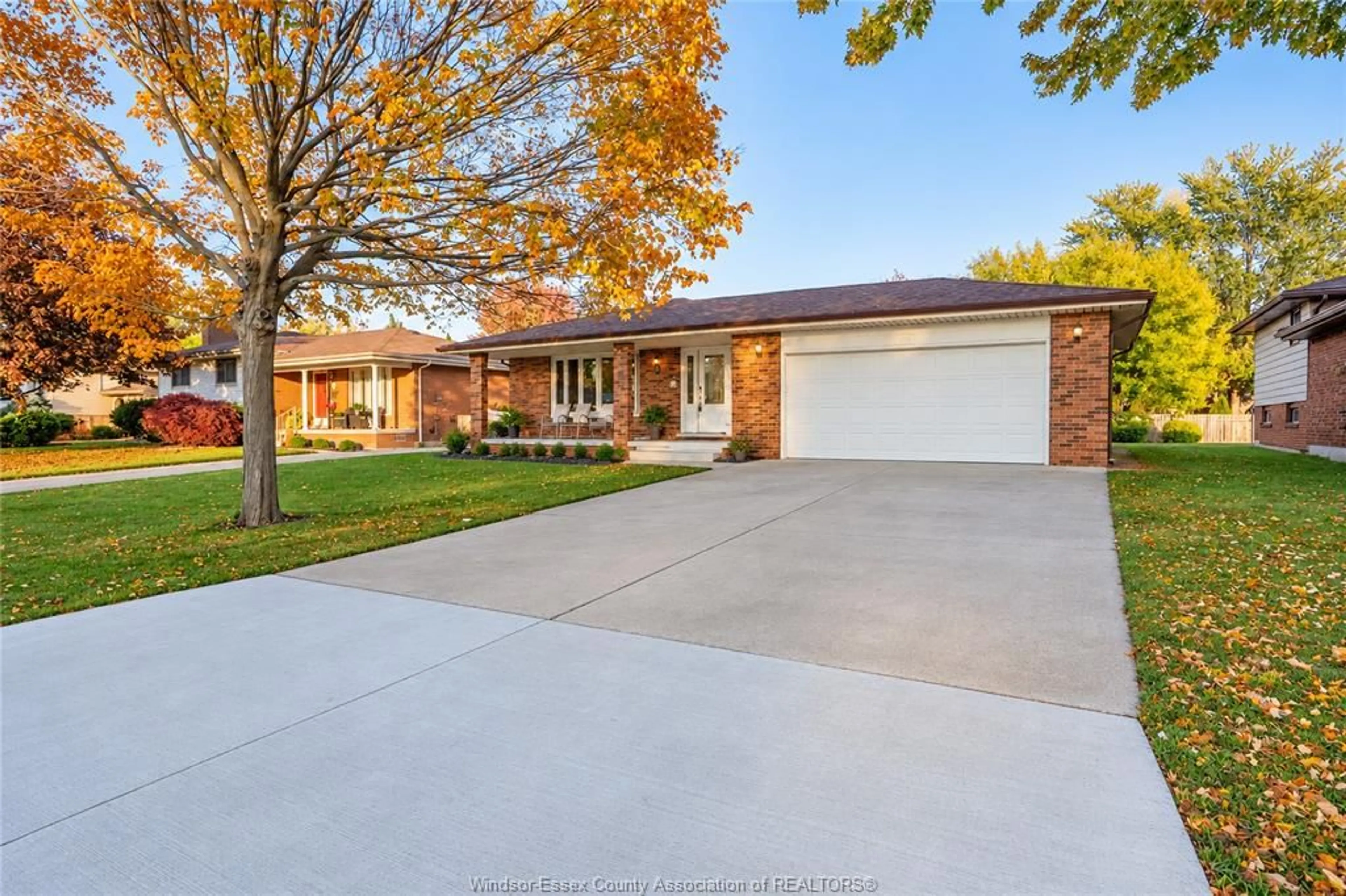 Home with brick exterior material, street for 386 WOODRIDGE Dr, Tecumseh Ontario N8N 3A8