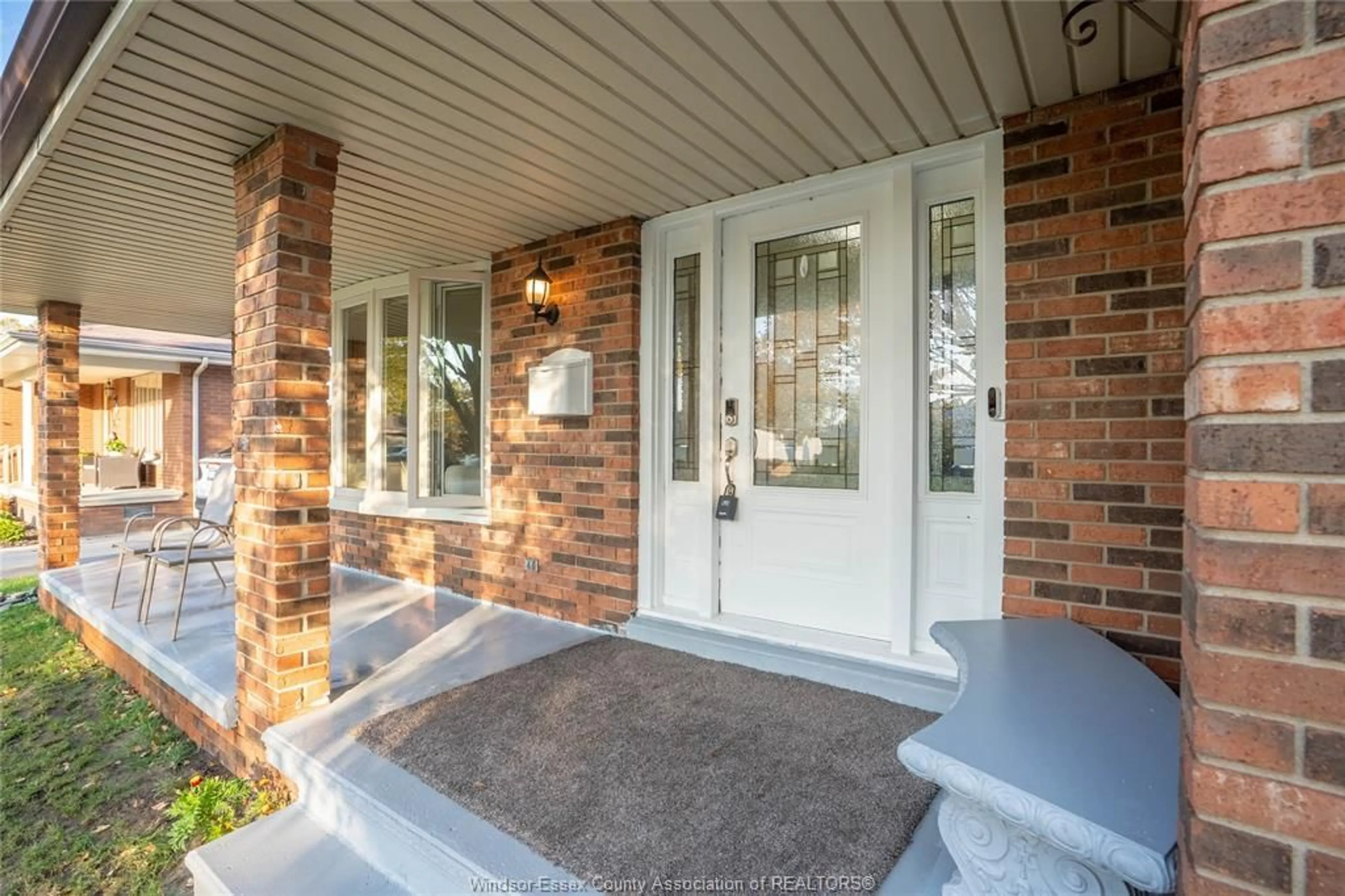 Indoor entryway for 386 WOODRIDGE Dr, Tecumseh Ontario N8N 3A8
