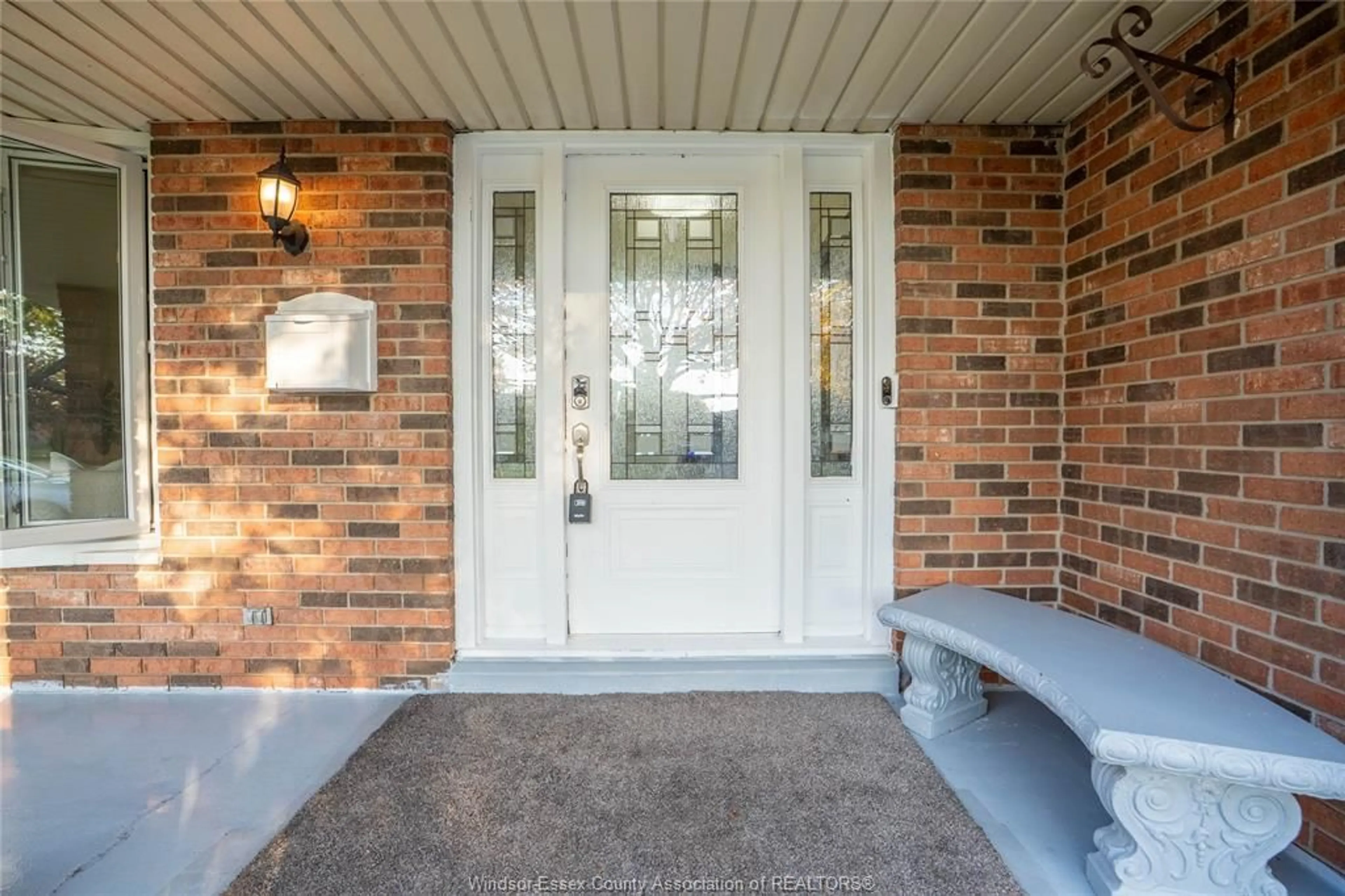 Indoor entryway for 386 WOODRIDGE Dr, Tecumseh Ontario N8N 3A8
