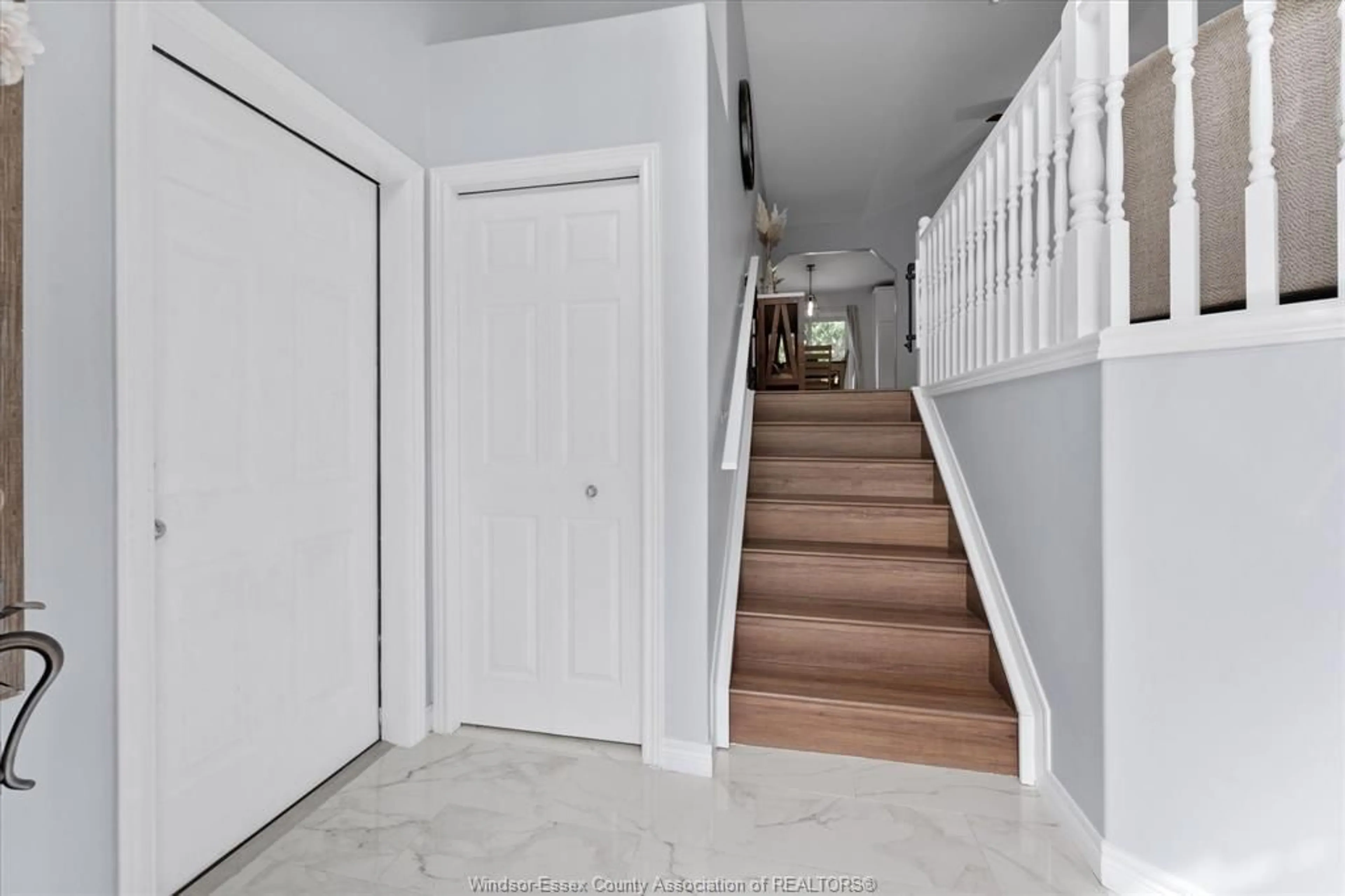 Indoor foyer for 1400 McMahon Cres, Lakeshore Ontario N0R 1A0