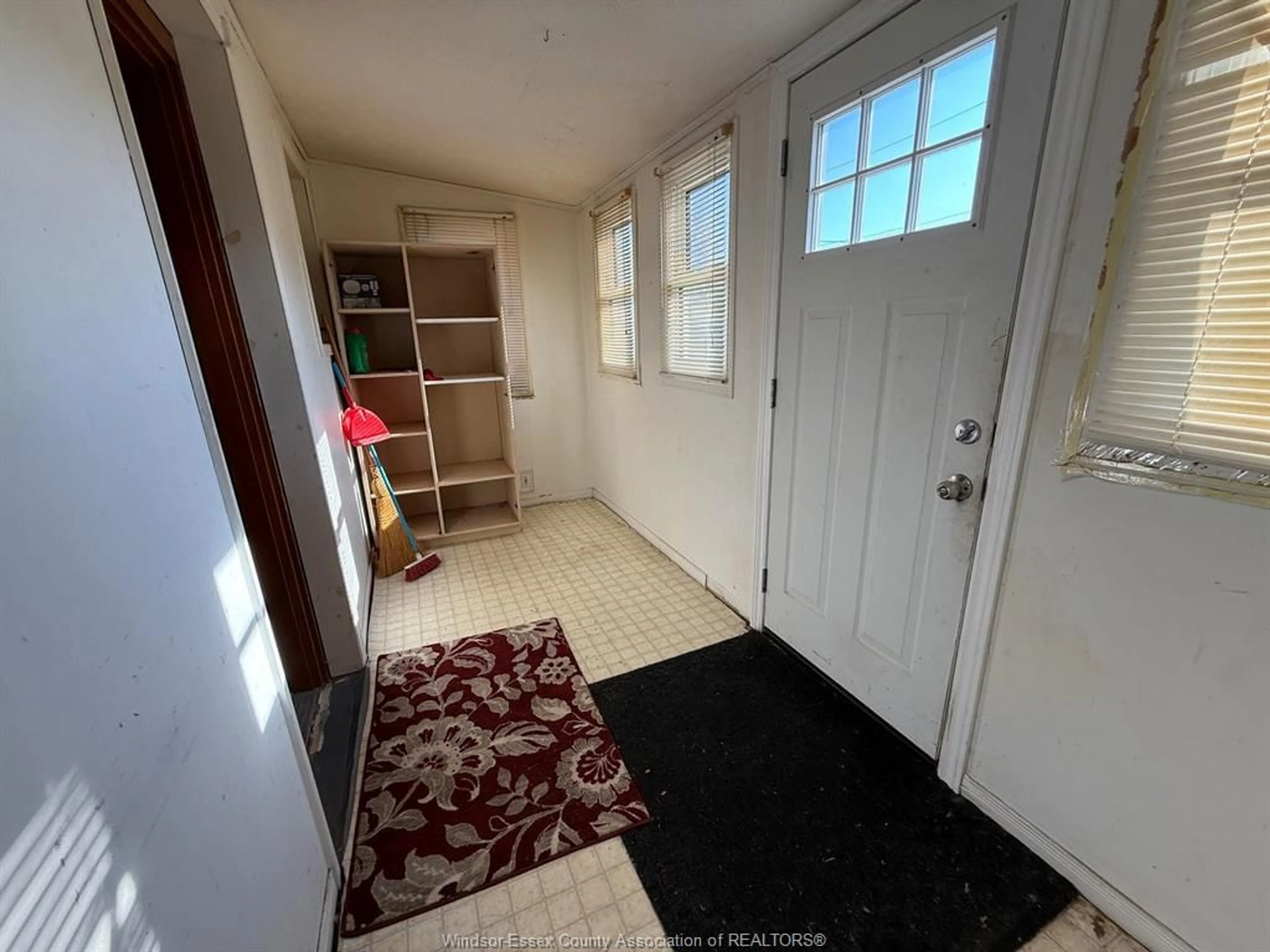 Indoor entryway for 539 BROCK ST, Windsor Ontario N9C 2T1