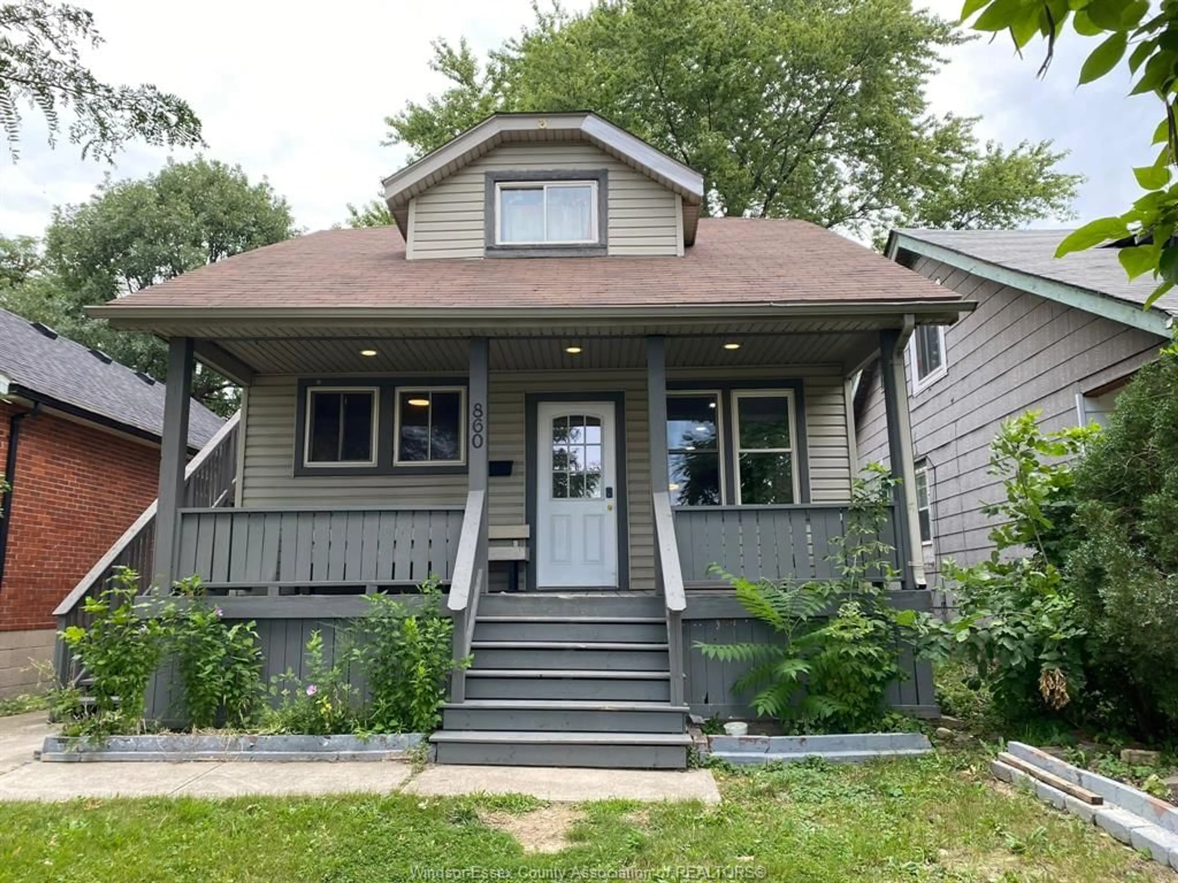 Home with vinyl exterior material, street for 860 JANETTE Ave, Windsor Ontario N9A 4Z9