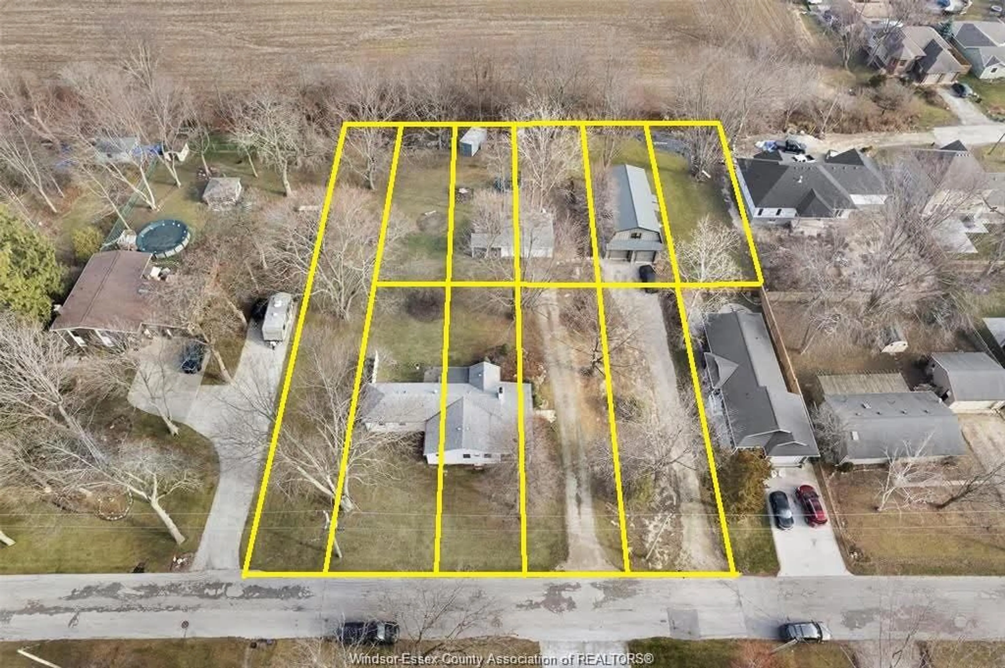 A pic from outside/outdoor area/front of a property/back of a property/a pic from drone, building for 942 ERIE Ave, Kingsville Ontario N9Y 3E2