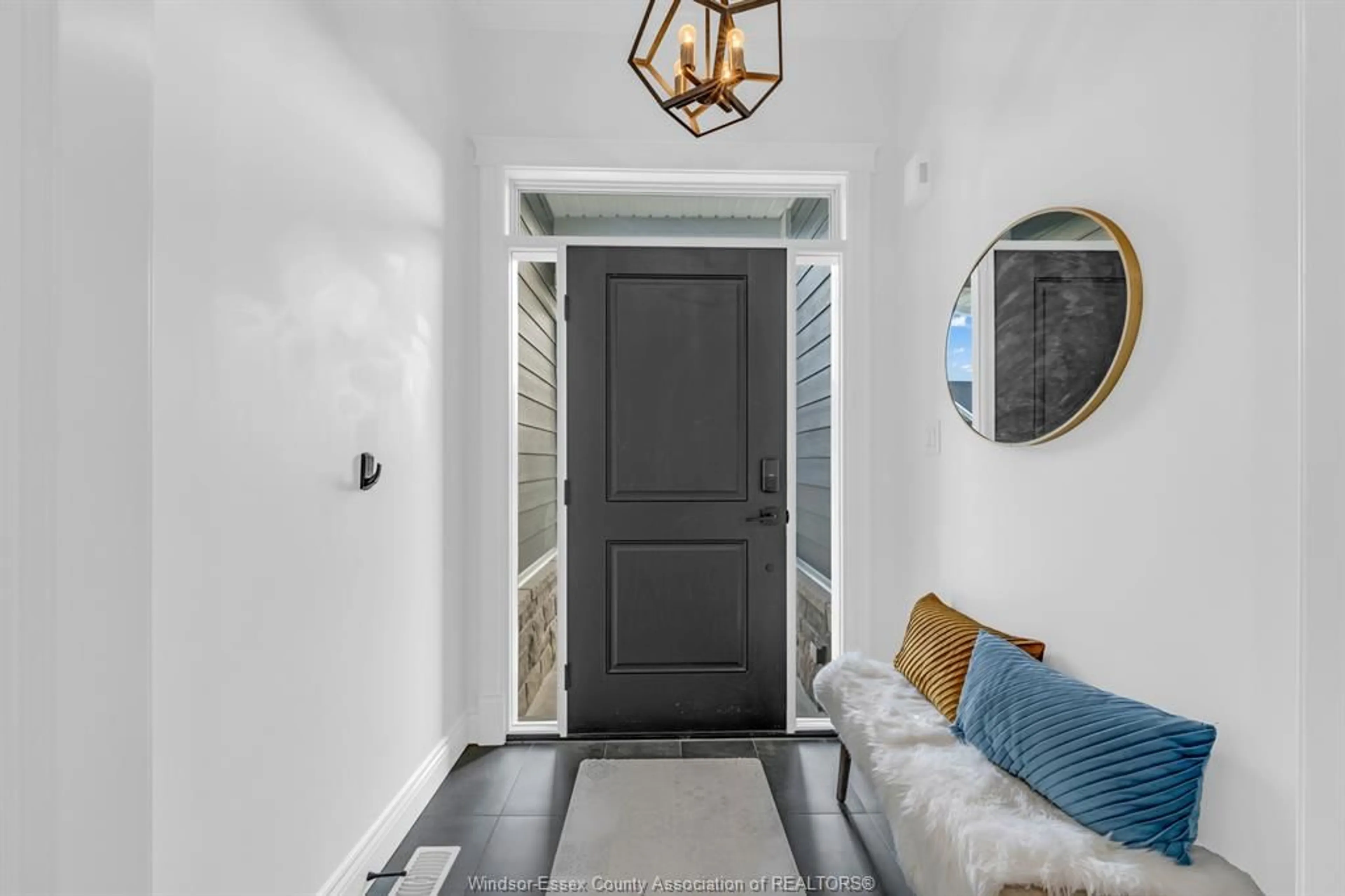 Indoor entryway for 408 MATESE, Lakeshore Ontario N0R 1A0