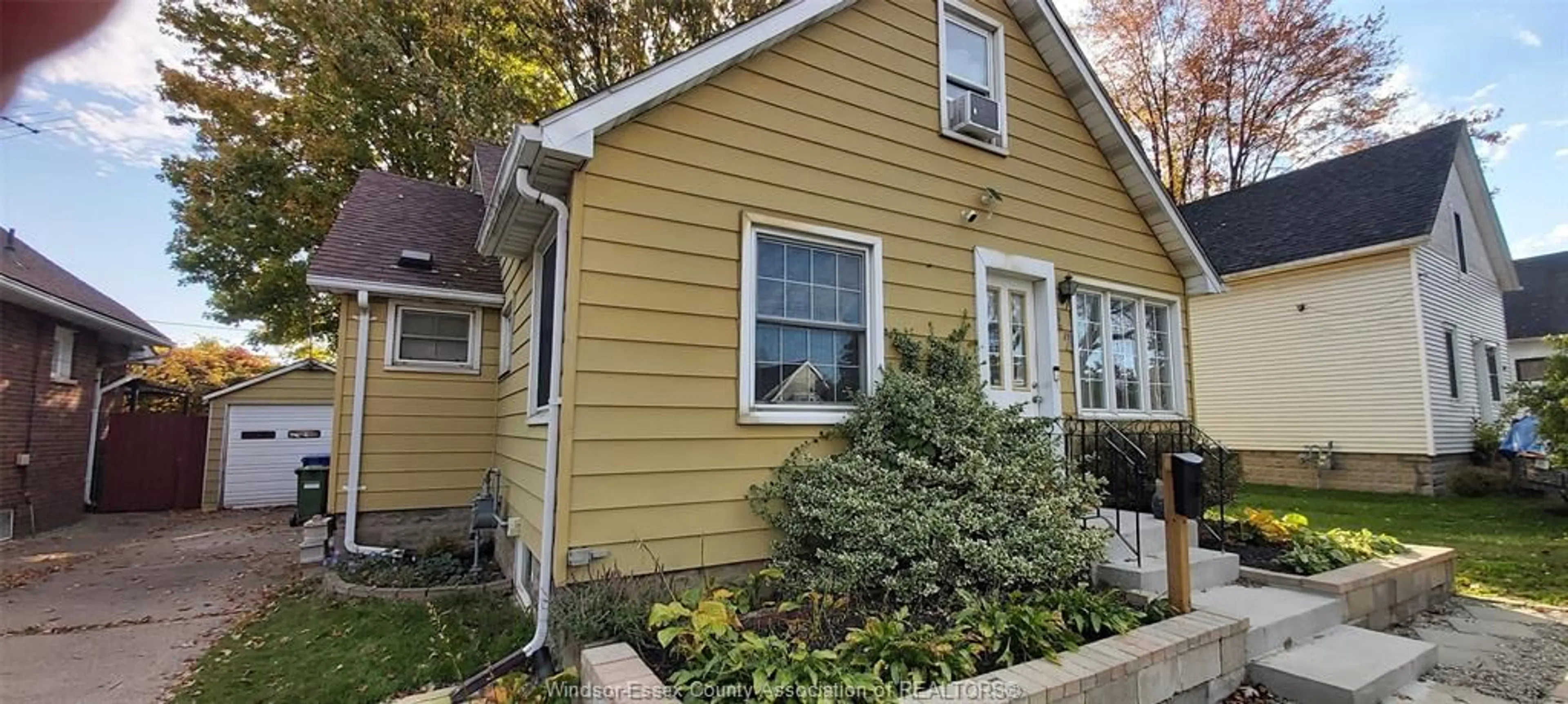 Home with vinyl exterior material, street for 42 WESTMORELAND Ave, Leamington Ontario N8H 3P3