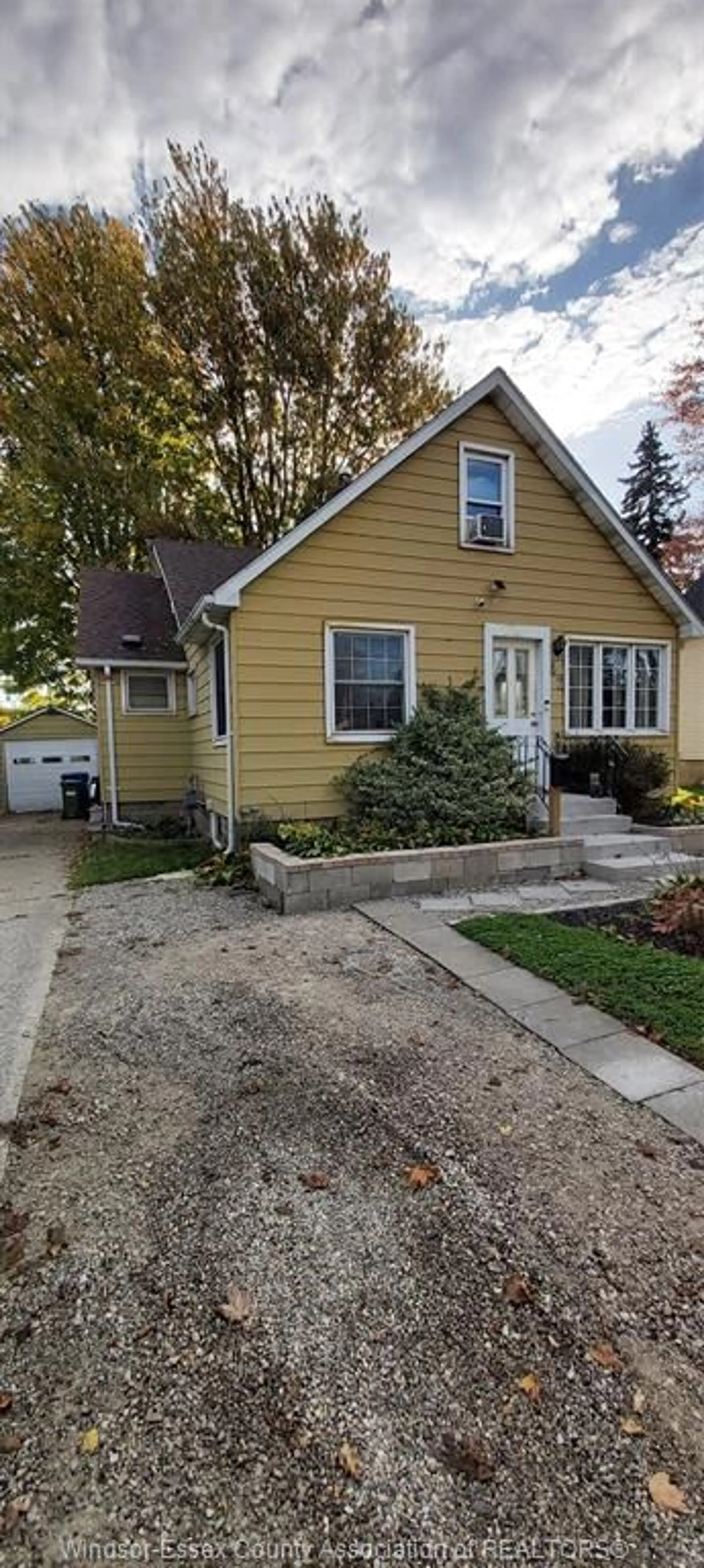 Home with vinyl exterior material, street for 42 WESTMORELAND Ave, Leamington Ontario N8H 3P3