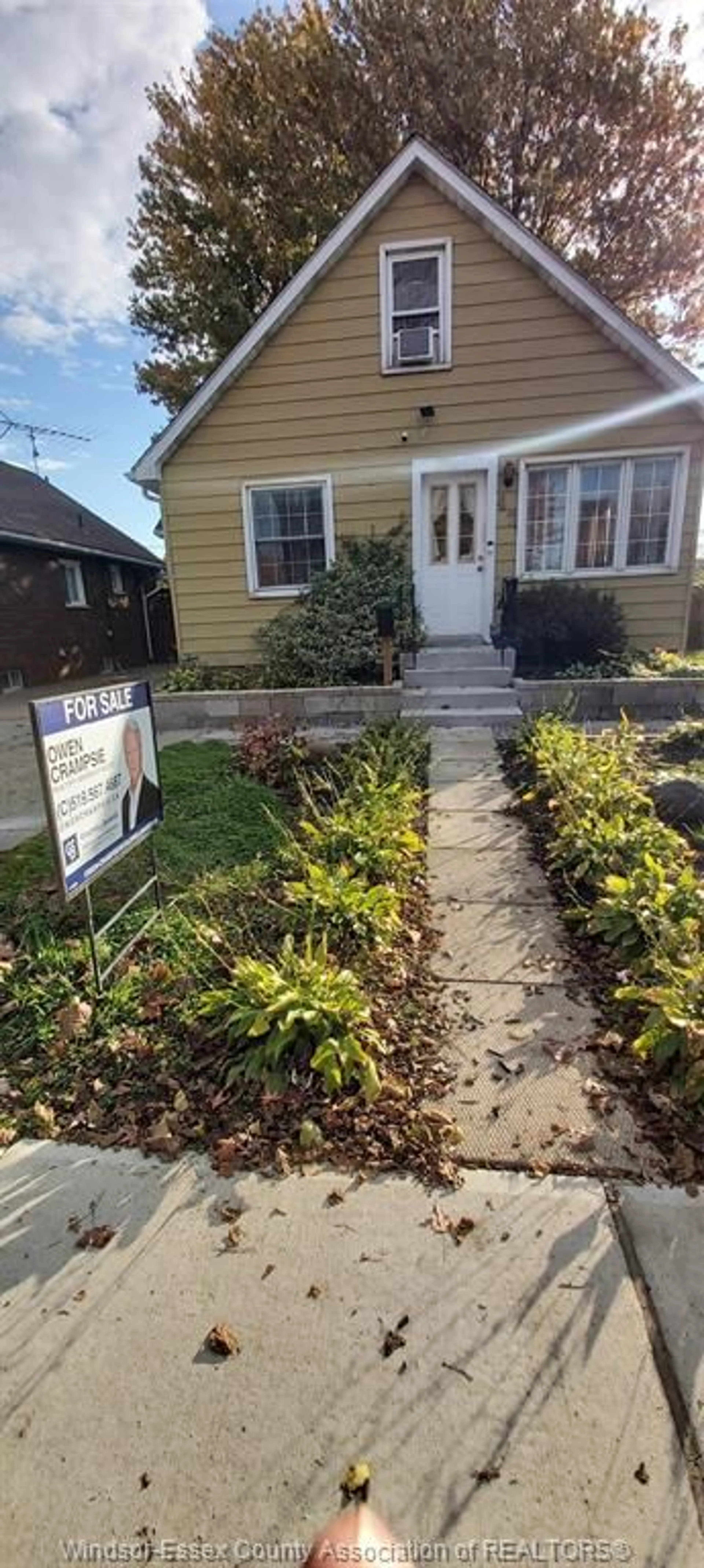 Home with vinyl exterior material, street for 42 WESTMORELAND Ave, Leamington Ontario N8H 3P3