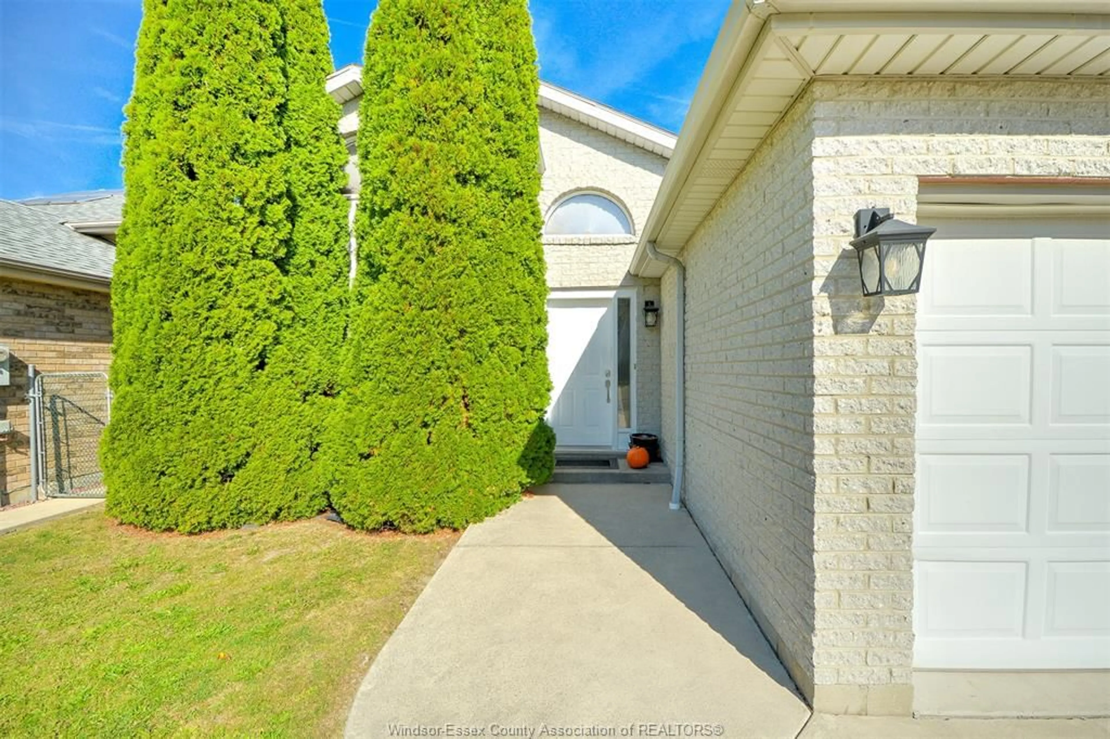 A pic from outside/outdoor area/front of a property/back of a property/a pic from drone, street for 836 Dynasty, Windsor Ontario N9G 2V8