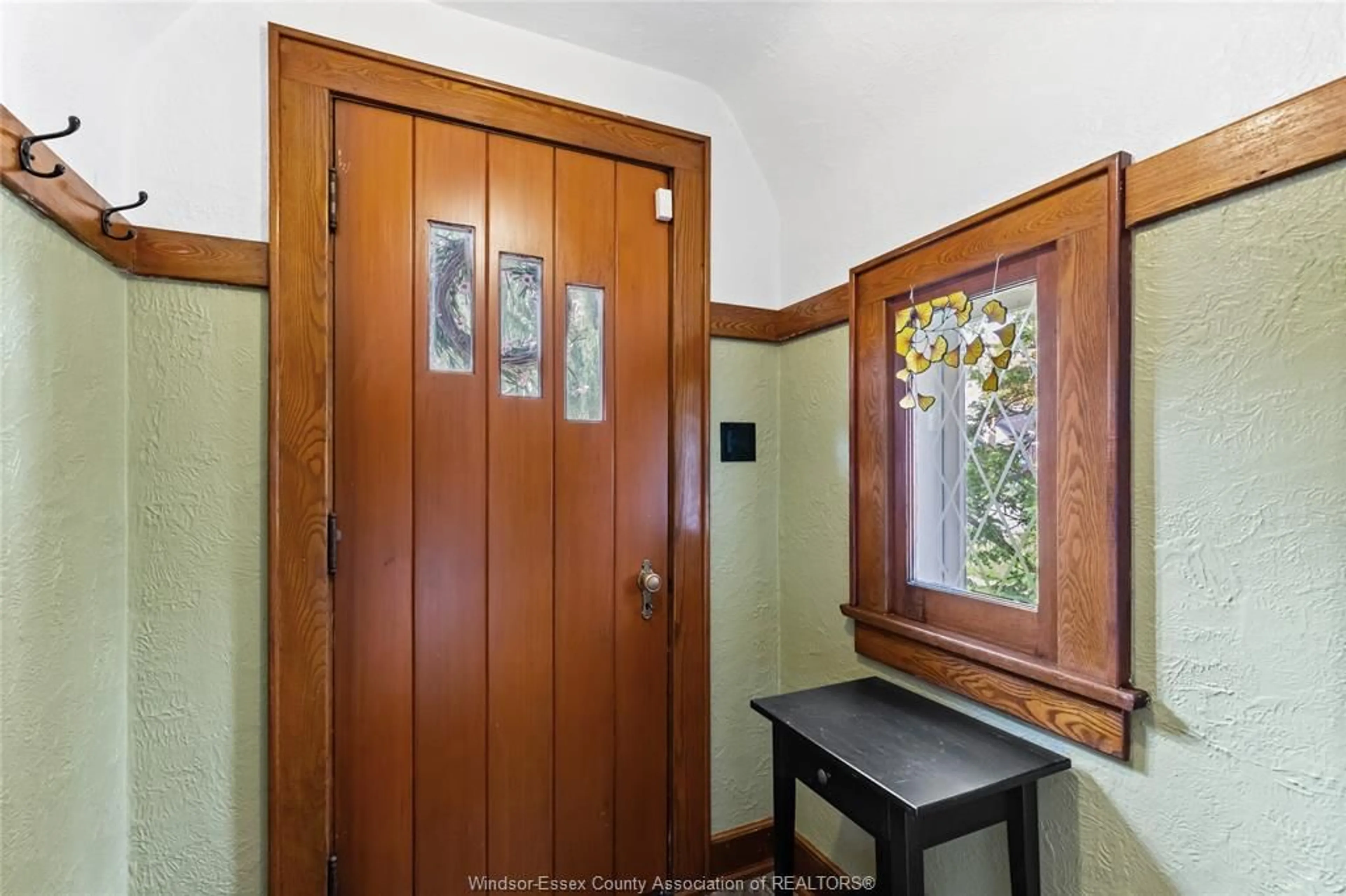 Indoor foyer for 131 DELAWARE Ave, Chatham Ontario N7L 2W3