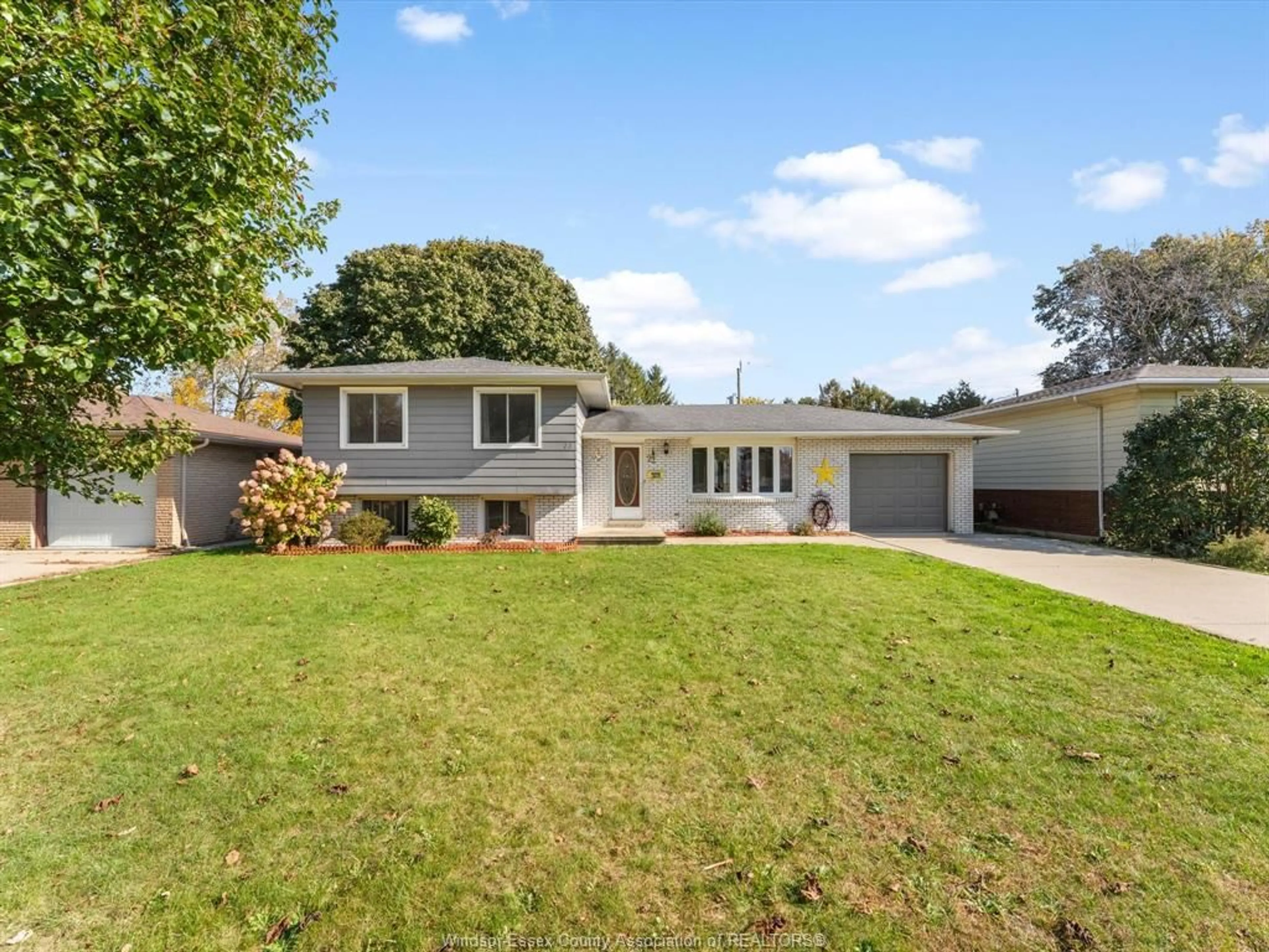 Home with vinyl exterior material, street for 22 BRUCE, Leamington Ontario N8H 4C5