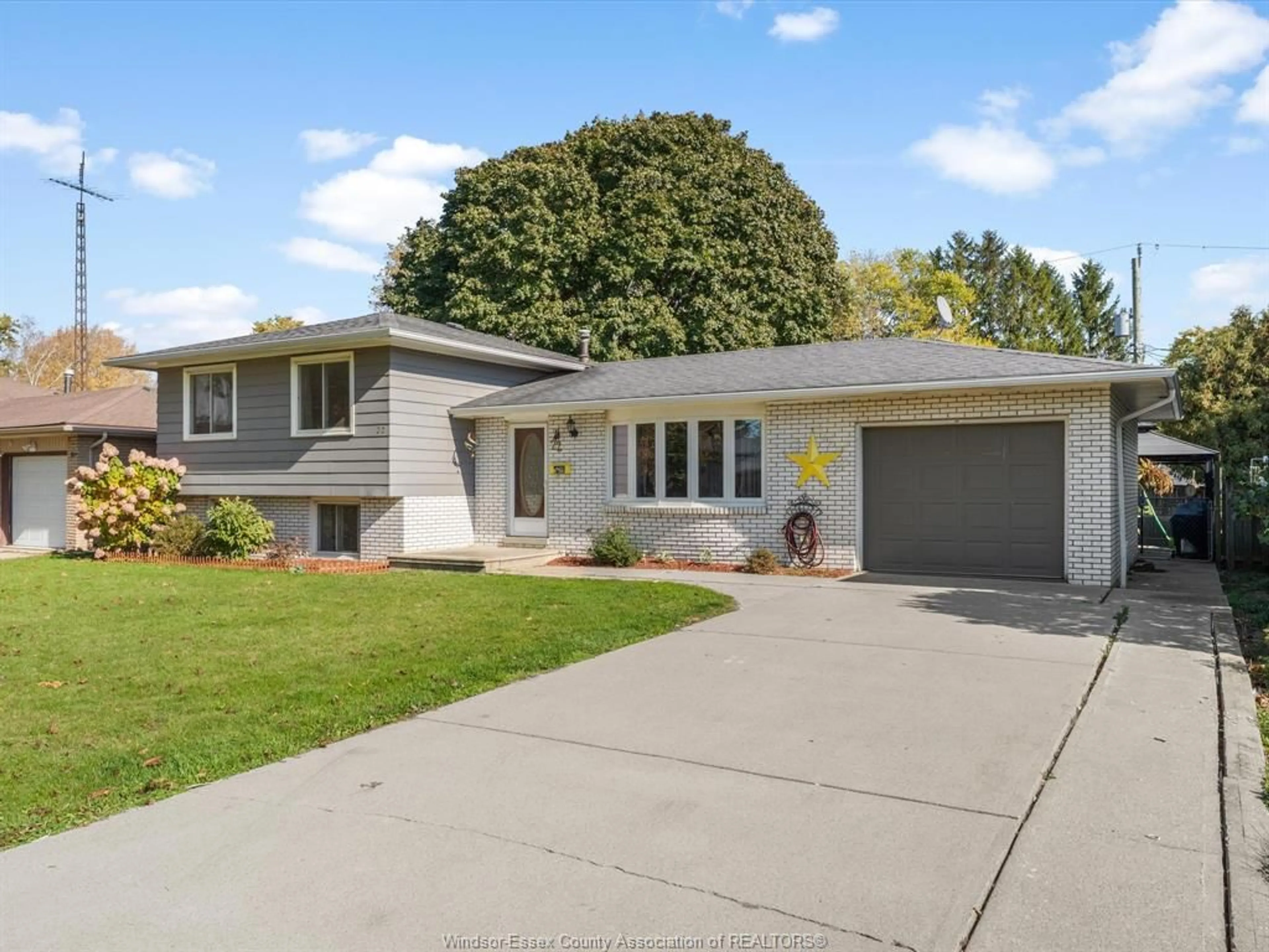 Home with vinyl exterior material, street for 22 BRUCE, Leamington Ontario N8H 4C5