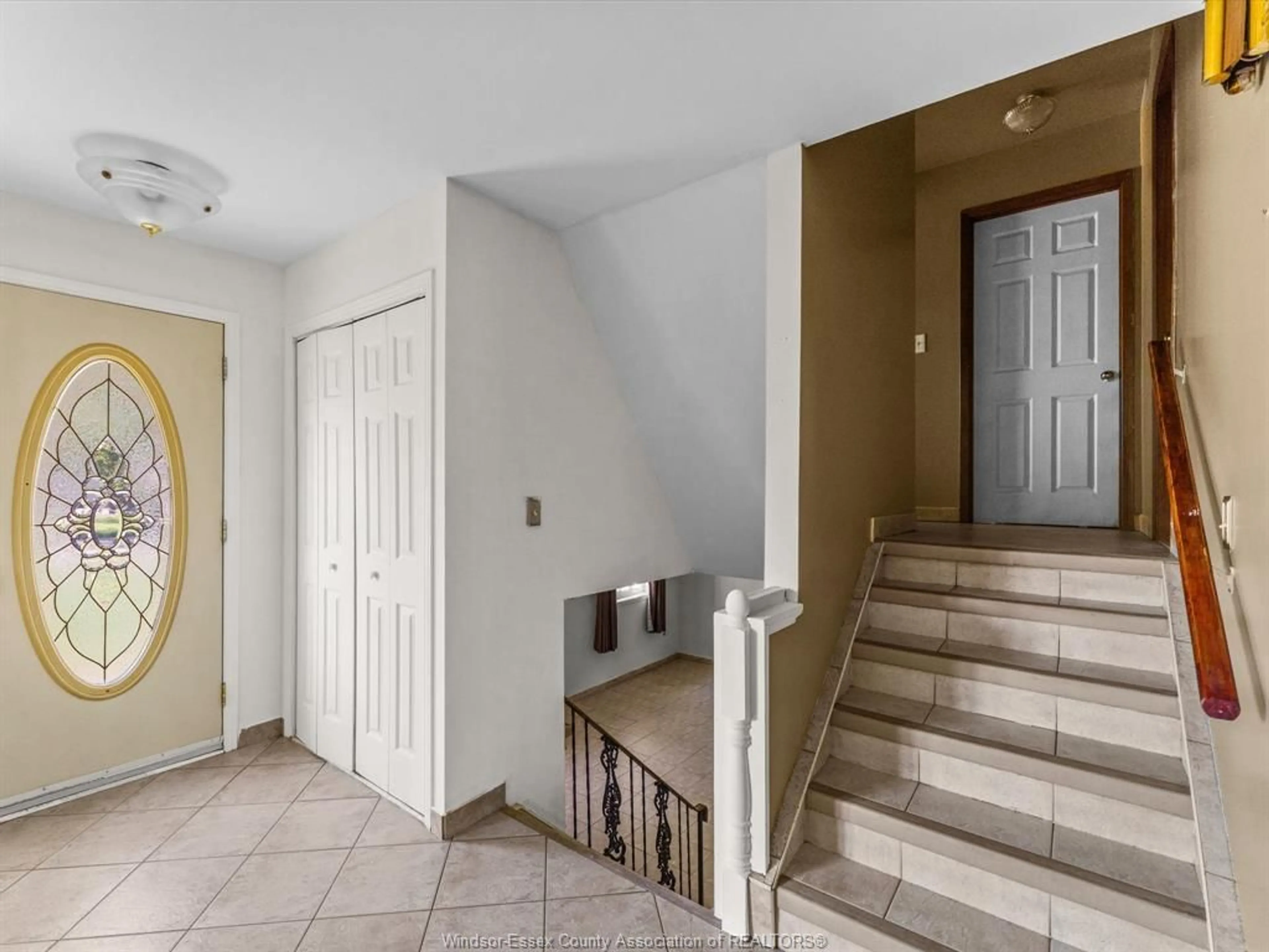Indoor foyer for 22 BRUCE, Leamington Ontario N8H 4C5