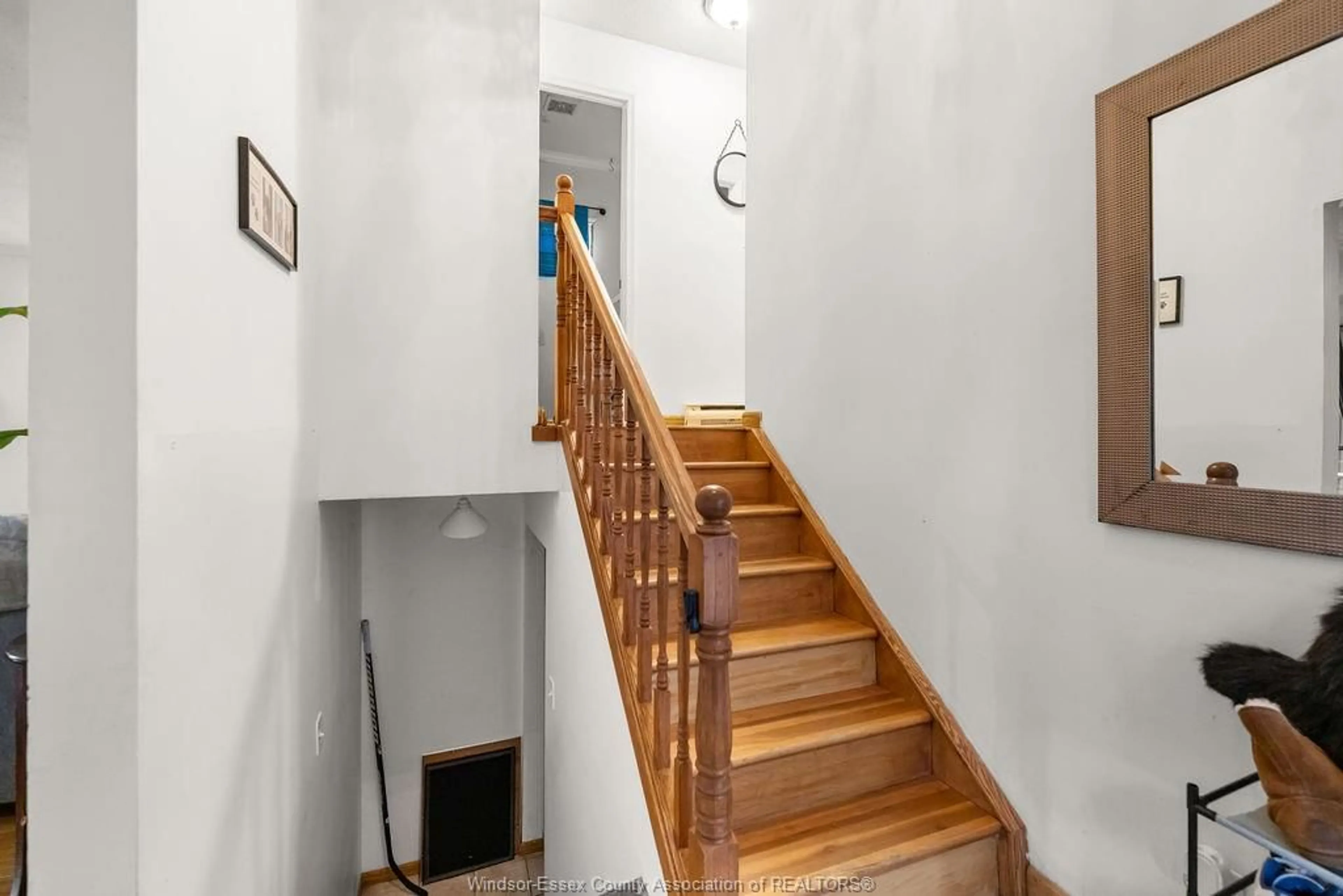Stairs for 9205 ARNCLIFF, Windsor Ontario N8S 4J9